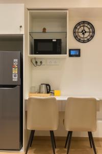 Neon Vimannagar studio near Pune Airport Symbiosis College 5 min walk