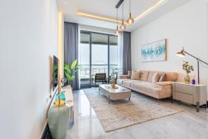 Spacious Balcony with Private Jacuzzi and Stunning Views, Easy Public Transport Access, Terraces Marasi Drive, Business Bay by Deluxe Holiday Homes - 4hvězdičkové hotely ve městě Dubaj