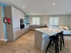 Dog-Friendly 3-Bed Apartment, Ocean Views, Large Terrace - Westward Ho!