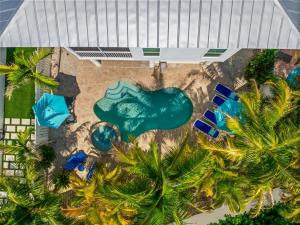 Sol Mate – Pet Home w Heated Pool Spa Walk to Bean Point Beach Pine Ave