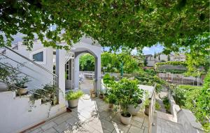 Gorgeous Apartment In Zaboric-Brodarica With Wifi