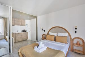 Modern Studio Montaigne Champs Elysees