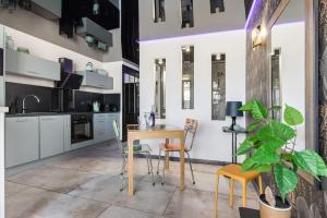 Helioamour Renovated apartment with terrace in Héliopolis Naturist Village