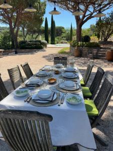Villas Beautiful 5 Bedroom Family House with pool : photos des chambres