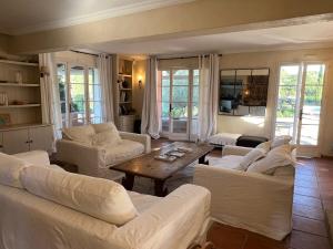 Villas Beautiful 5 Bedroom Family House with pool : photos des chambres