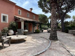 Villas Beautiful 5 Bedroom Family House with pool : photos des chambres