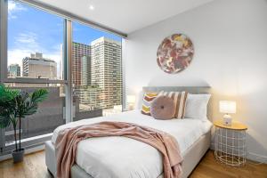 CBD Elegance 2BR Apartment with Pool Gym Sauna and City Views