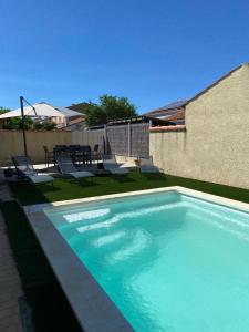 Maisons de vacances Maison avec piscine et jardin : photos des chambres