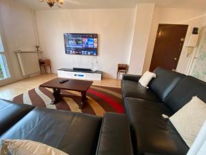 Chambre Privee ORY à coté de lAeroport de Paris Orly dans un appartement