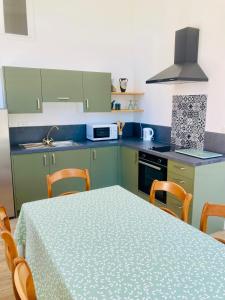 B&B / Chambres d'hotes Chateau de Puycharnaud : photos des chambres