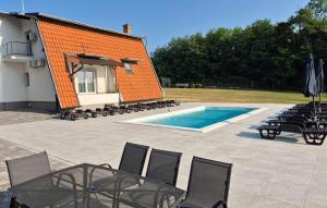 Lovely Home In Kapela