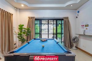 Local 4BR Pool House - Near City with Pool Table