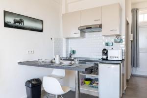 GRAND PALAIS - Beautiful top floor studio - Sea front with AC