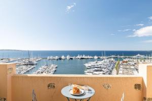 GRAND PALAIS - Beautiful top floor studio - Sea front with AC