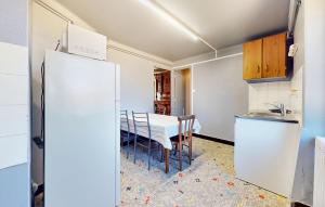 Maisons de vacances Pet Friendly Home In Sarroux - Saint Julien : photos des chambres