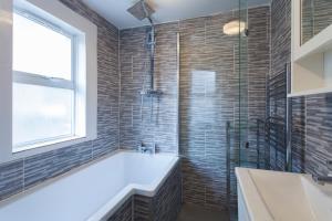 Queens park Maida Vale 3 bed modern Family Appartment with balcony!