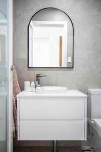 Breathtaking Harbour Views from 2 bed 2 bath Executive Apartment