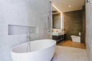 Aileen Layan Villa 6 4BR Forest 2 Minutes Beach