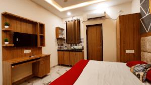 HOTEL WONDER STAYS - For Couples, Students, Faculties, Corporates