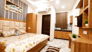 HOTEL WONDER STAYS - For Couples, Students, Faculties, Corporates