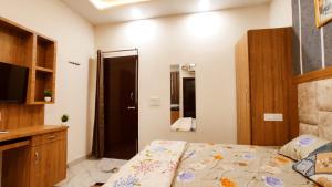 HOTEL WONDER STAYS - For Couples, Students, Faculties, Corporates