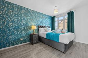 Cozy 3 bedroom house with free parking and near hospital