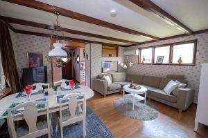 Mysig stuga med kamin och gratis båt