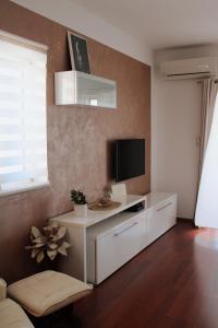 Stunning Gold apartment with pool