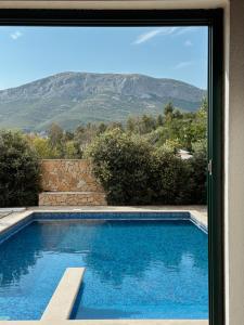 Stunning Gold apartment with pool
