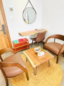 307MSNK Luxe Studio l Balcony & Kitchen