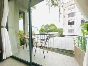 307MSNK Luxe Studio l Balcony & Kitchen