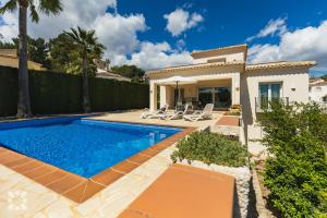 Villa Baladrar by Abahana Villas