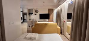 Neon Vimannagar studio near Pune Airport Symbiosis College 5 min walk