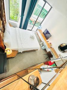 401MSNK Luxe Studio w Balcony and Natural Light