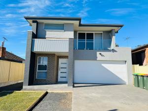 Cozy & Spacious 5BR Family Home with Free On-Site Parking