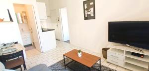 Appartements La Terrasse, T2 proche gare, Wifi, tv HD, grande terrasse : photos des chambres