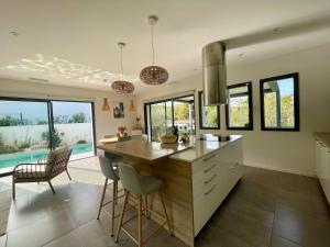 Villas Maison individuelle contemporaine avec piscine : photos des chambres