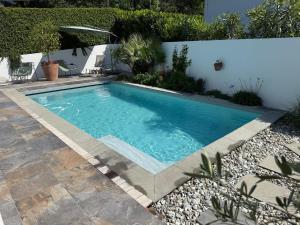 Villas Maison individuelle contemporaine avec piscine : photos des chambres