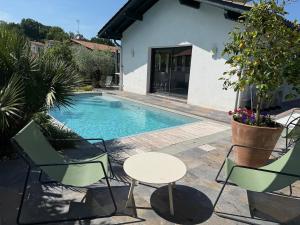 Villas Maison individuelle contemporaine avec piscine : photos des chambres