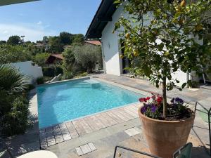 Villas Maison individuelle contemporaine avec piscine : photos des chambres