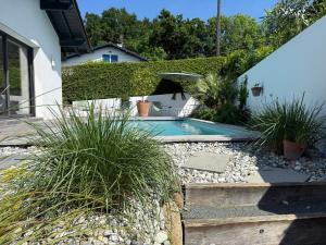 Villas Maison individuelle contemporaine avec piscine : photos des chambres