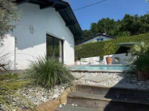 Villas Maison individuelle contemporaine avec piscine : photos des chambres