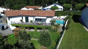 Villas Maison individuelle contemporaine avec piscine : photos des chambres