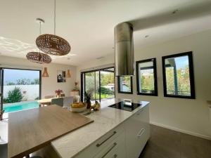 Villas Maison individuelle contemporaine avec piscine : photos des chambres