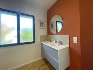 Villas Maison individuelle contemporaine avec piscine : photos des chambres