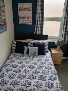 Rowntree Seaview Holiday Flats small double room with no view