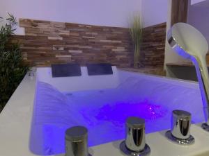 Nuit Magique en Love Room avec Jacuzzi Privé