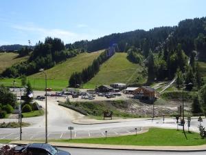 LOCATION - TROIS PIECES - 5 PERSONNES - BON STANDING - MODERNE - LUMINEUX - GARAGE - WIFI- VUE PISTES - 200 DU TSD - FR-1-802-32