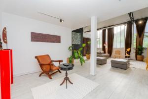 Artist Loft Experience Stylish 4-Bedroom Stay