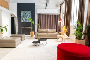 Artist Loft Experience Stylish 4-Bedroom Stay